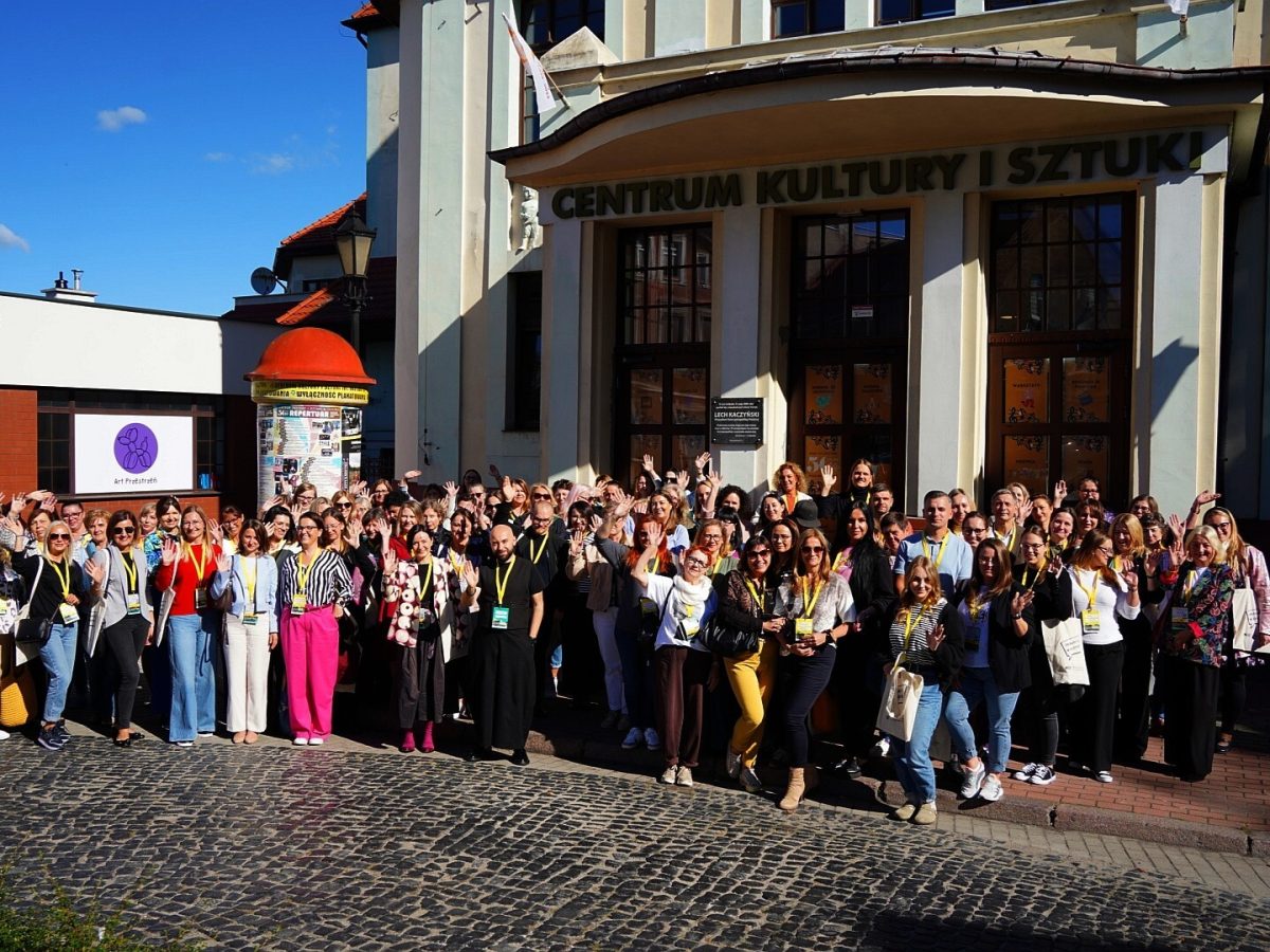 Zdjęcie grupowe. Tczew – miasto bibliotekarzy. Relacja ze Zlotu Pomorskich Bibliotekarzy 2025.