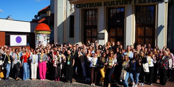 Zdjęcie grupowe uczestników zlotu przed Centrum Kultury i Sztuki w Tczewie