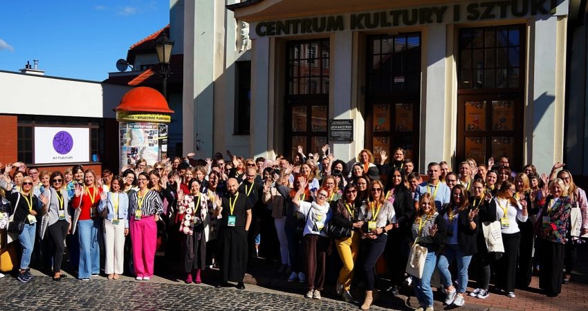 Zdjęcie grupowe uczestników zlotu przed Centrum Kultury i Sztuki w Tczewie