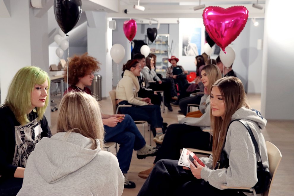 Szybkie rozmowy, poznawanie ludzi i słodki smak pączków. Tak było na młodzieżowym speed datingu w bibliotece przy ul. Jarosława Dąbrowskiego 6.