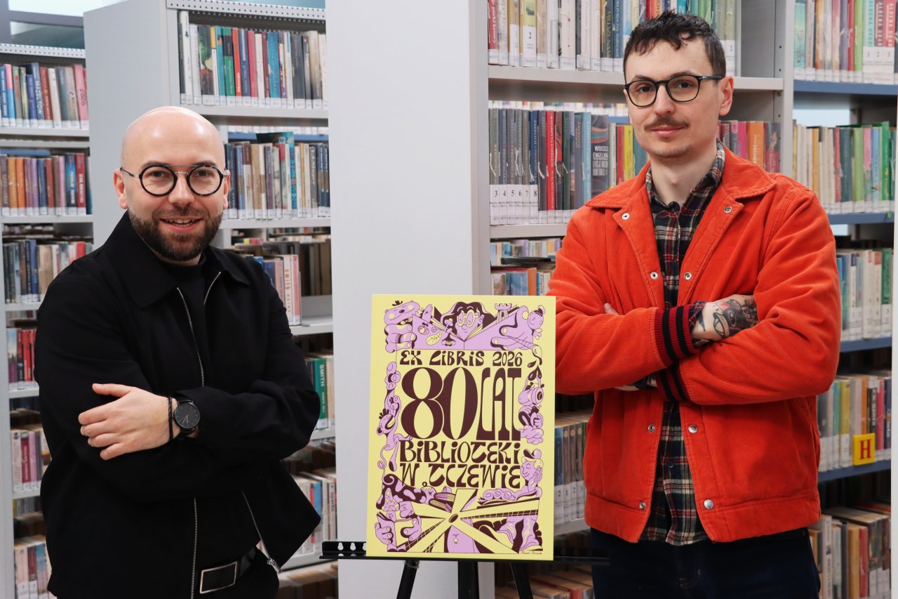 Dyrektor Damian Domański i ilustrator Karol Banach