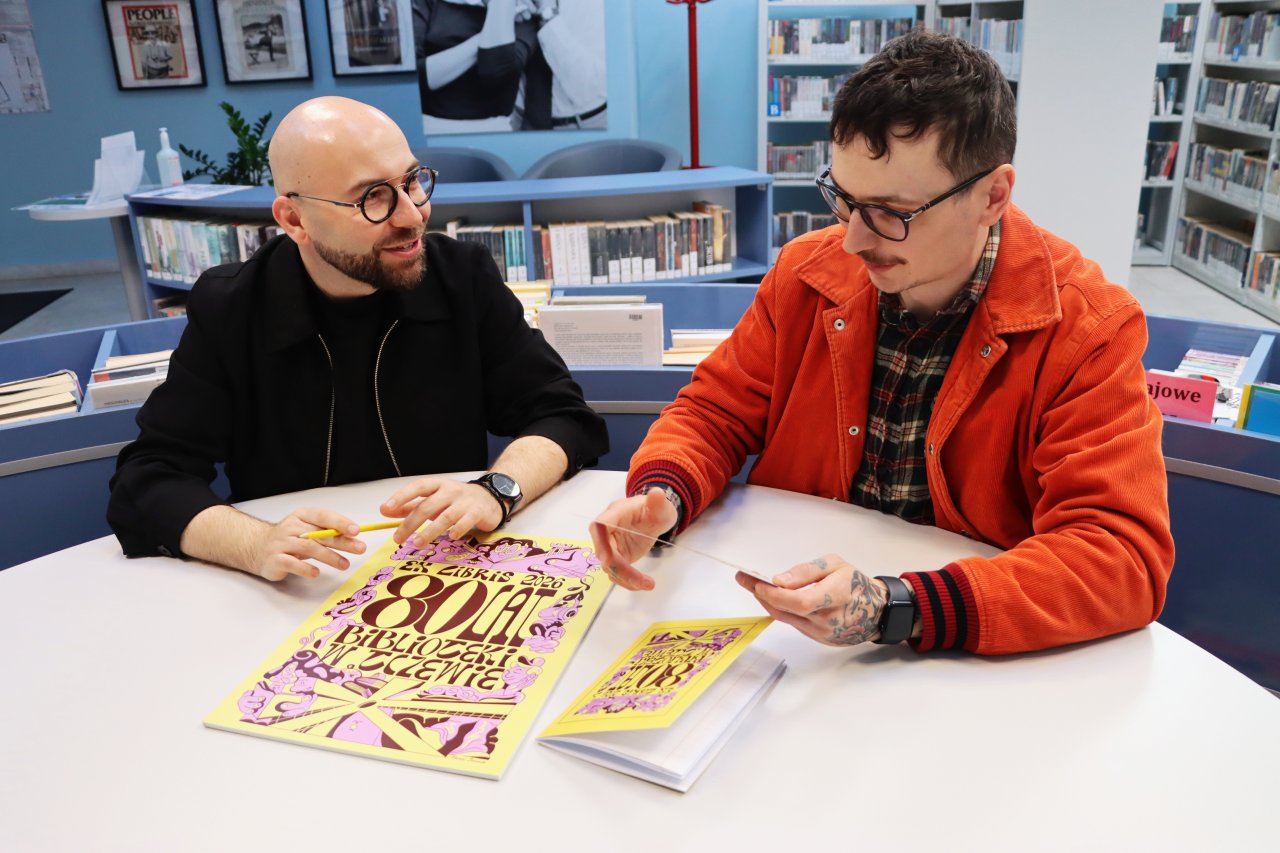 Dyrektor Damian Domański i ilustrator Karol Banach